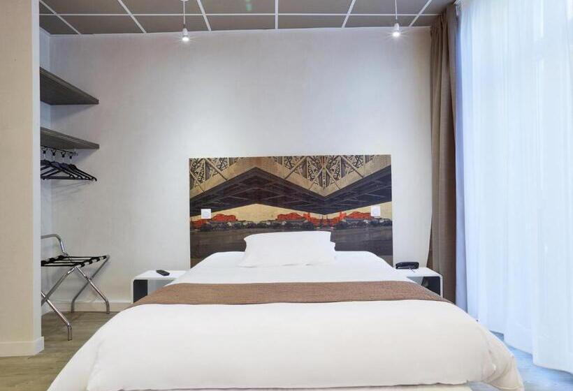 Полулюкс, Demain Hôtel & Conciergerie