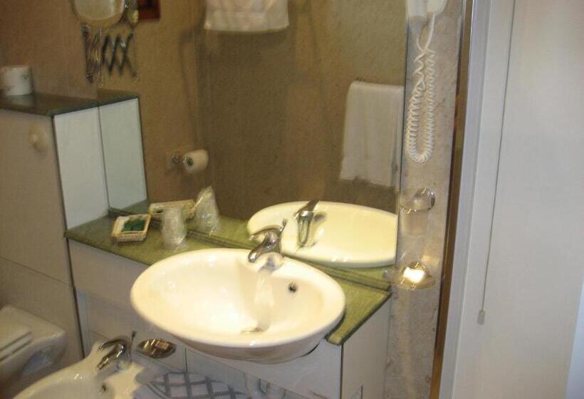 غرفة قياسية ثلاثية, La Torre Ai Mari