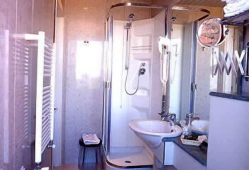 غرفة قياسية ثلاثية, La Torre Ai Mari