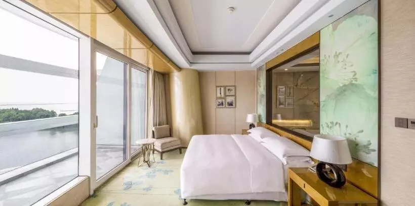 キングサイズベッドのスタンダードルーム, Sheraton Huzhou Taihu Lake Hot Spring Resort & Spa