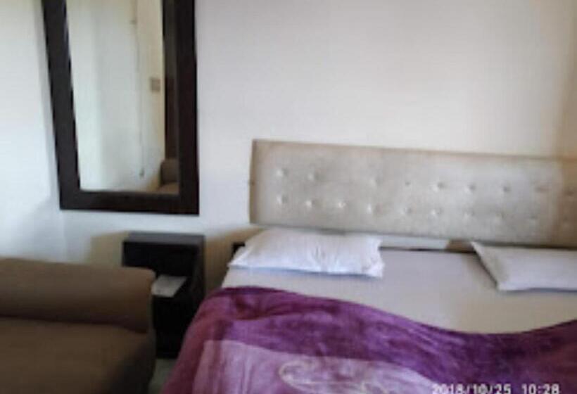 Quarto Deluxe, Goroomgo Shah Guest House Nainital   Excellent Customer Service