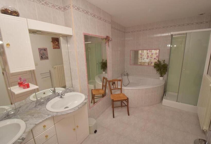 스탠다드 룸 킹사이즈 침대, Autrefois La Modiste