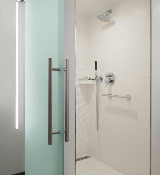 اتاق استاندارد با تخت دو نفره بزرگ برای معلولان, Astra Hotel, Seattle, A Tribute Portfolio Hotel By Marriott No Resort Fees