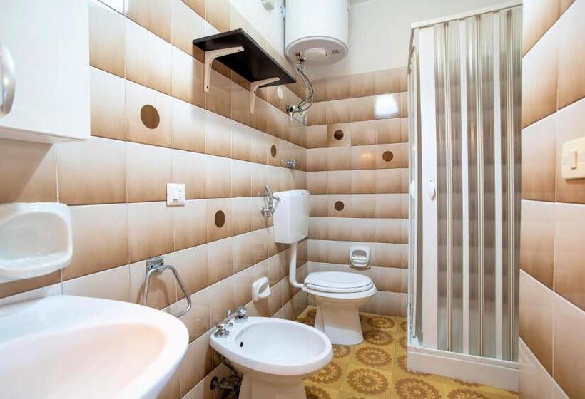 Economy Triple Room, Testa Di Monaco   Basic Beach Accommodations