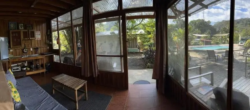 プールビュースタンダードステューディオ, Bamboo River House And