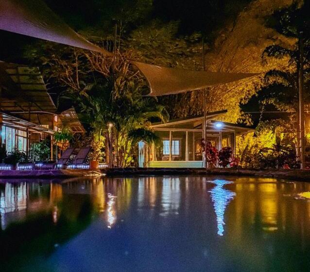 ویلای استاندارد با چشم‌انداز باغ, Bamboo River House And
