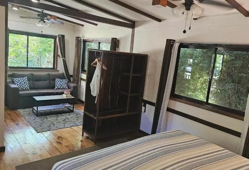スタンダードバンガロー, Bamboo River House And