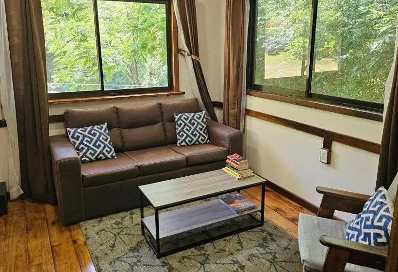 スタンダードバンガロー, Bamboo River House And
