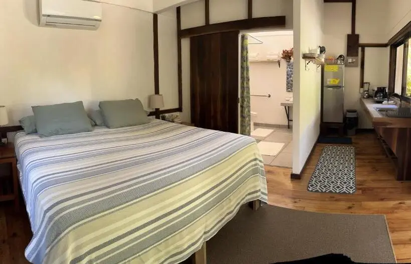 スタンダードバンガロー, Bamboo River House And