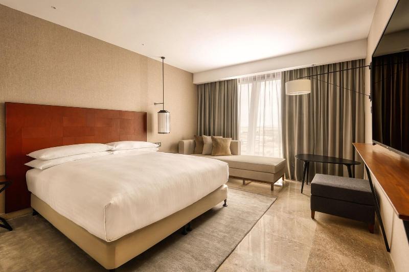 اتاق لوکس با تخت بزرگ, Tunis Marriott