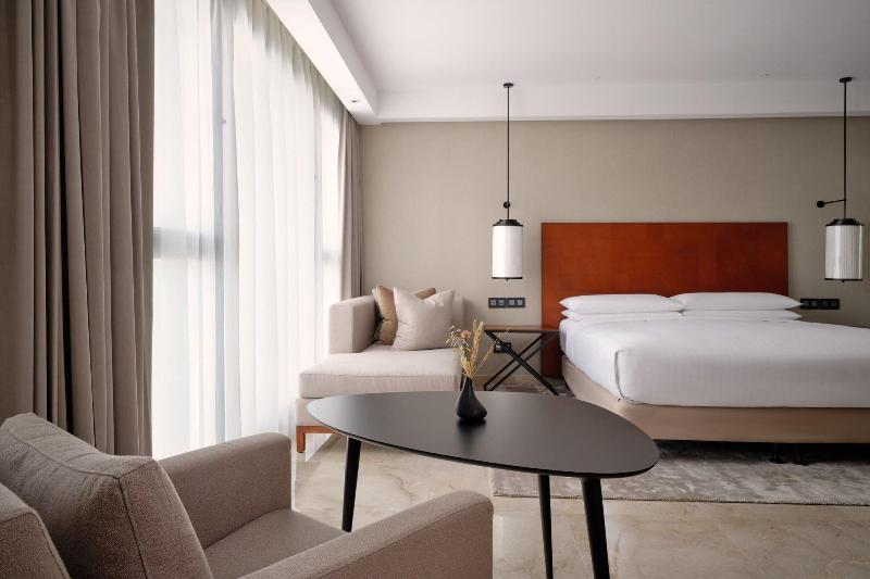 اتاق لوکس با تخت بزرگ, Tunis Marriott