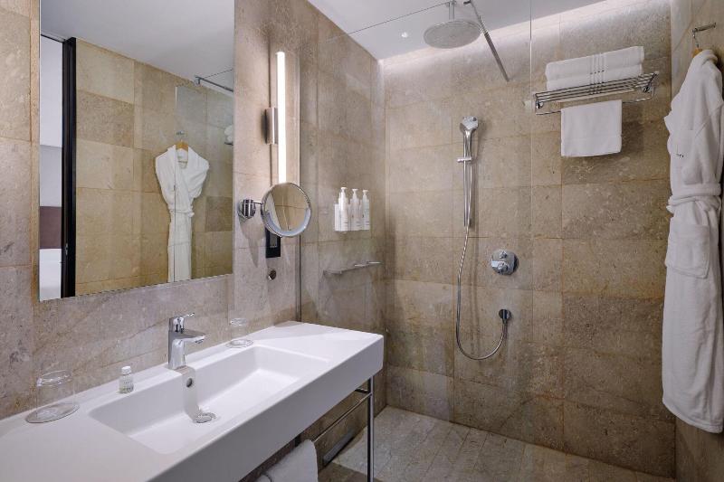 اتاق لوکس با تخت بزرگ, Tunis Marriott