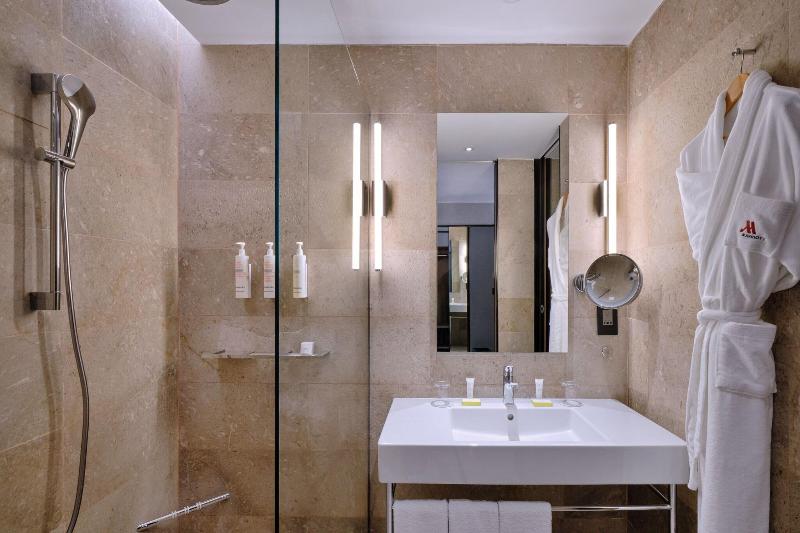 اتاق سوپریور با تخت بزرگ, Tunis Marriott