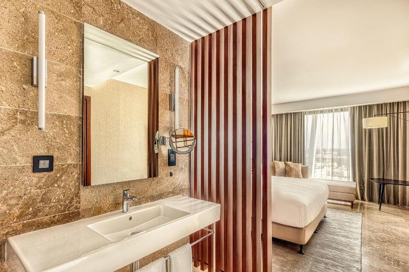 اتاق سوپریور با تخت بزرگ, Tunis Marriott