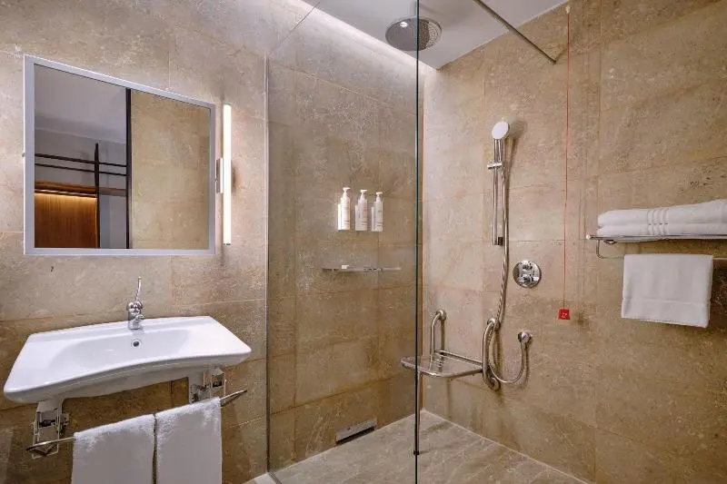 اتاق سوپریور با تخت بزرگ, Tunis Marriott