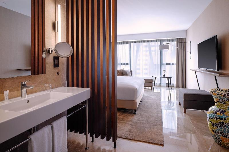 اتاق سوپریور با تخت بزرگ, Tunis Marriott