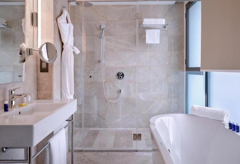 سوئیت جونیور با تخت بزرگ, Tunis Marriott