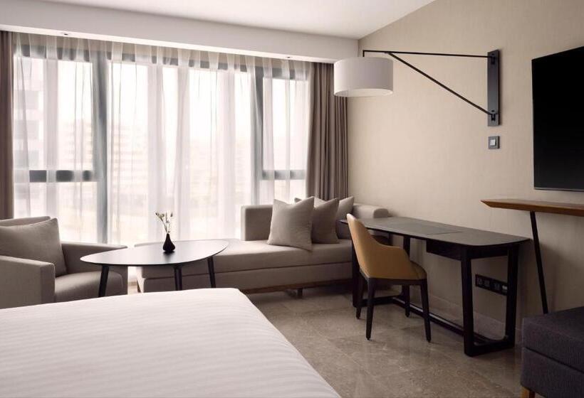 سوئیت جونیور با تخت بزرگ, Tunis Marriott