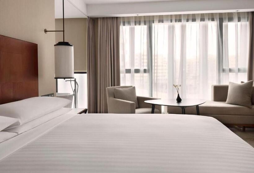 سوئیت جونیور با تخت بزرگ, Tunis Marriott