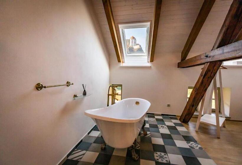 اتاق لوکس, Benátky 214