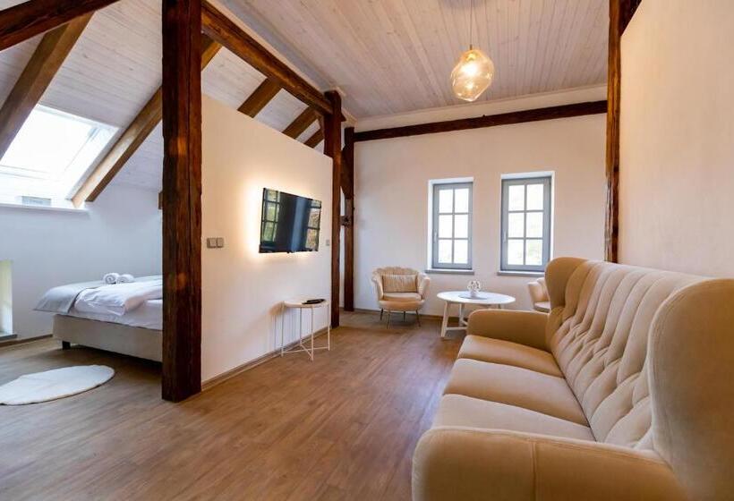 اتاق لوکس, Benátky 214