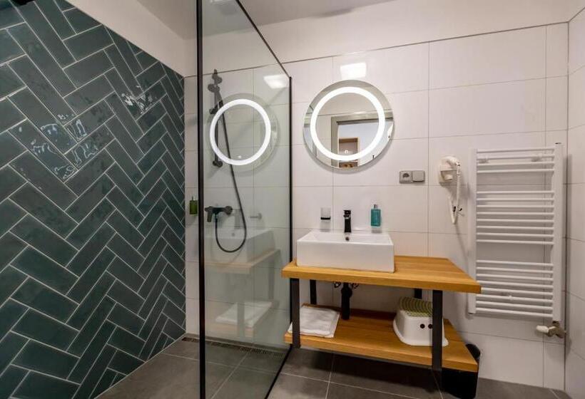 اتاق استاندارد سه نفره, Benátky 214