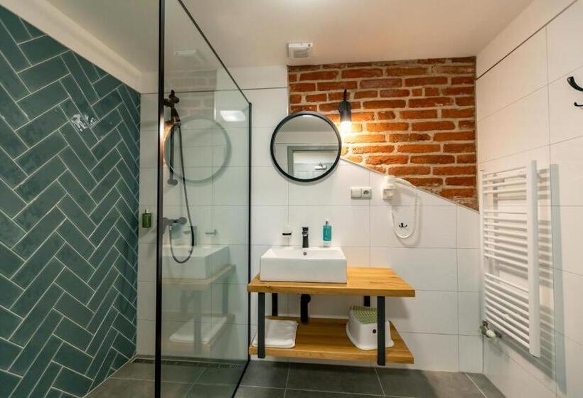 اتاق استاندارد سه نفره, Benátky 214