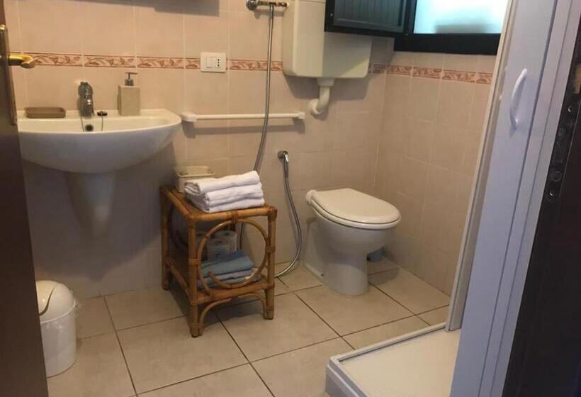 חדר בסיסי לשלושה, Garden Rooms