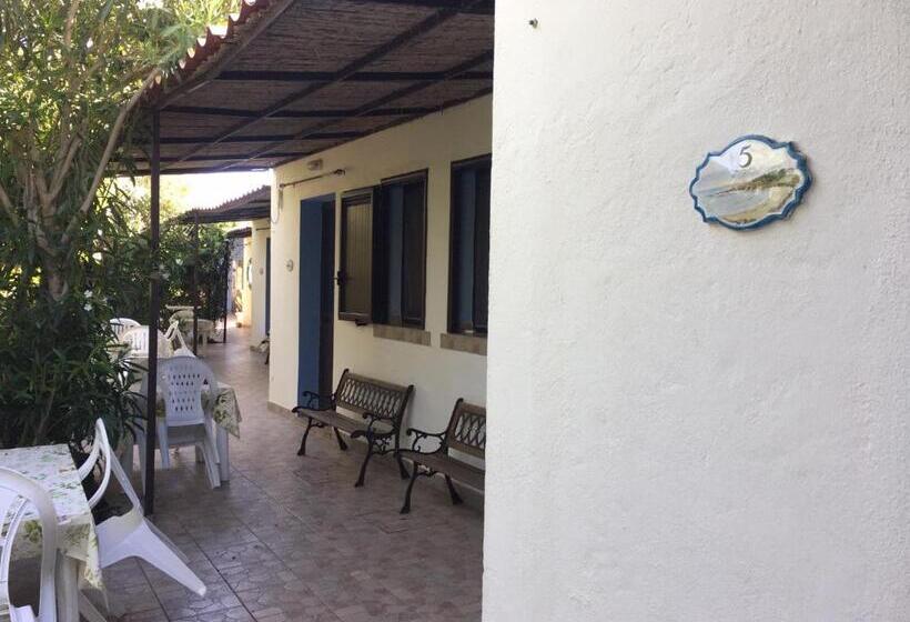 חדר בסיסי לשלושה, Garden Rooms