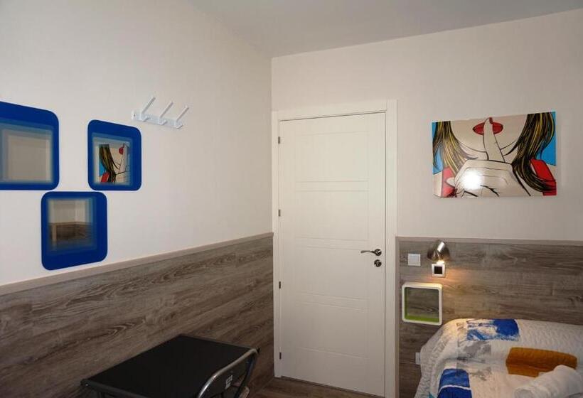 اتاق استاندارد سه تخته با سرویس بهداشتی مشترک, Muchomadrid