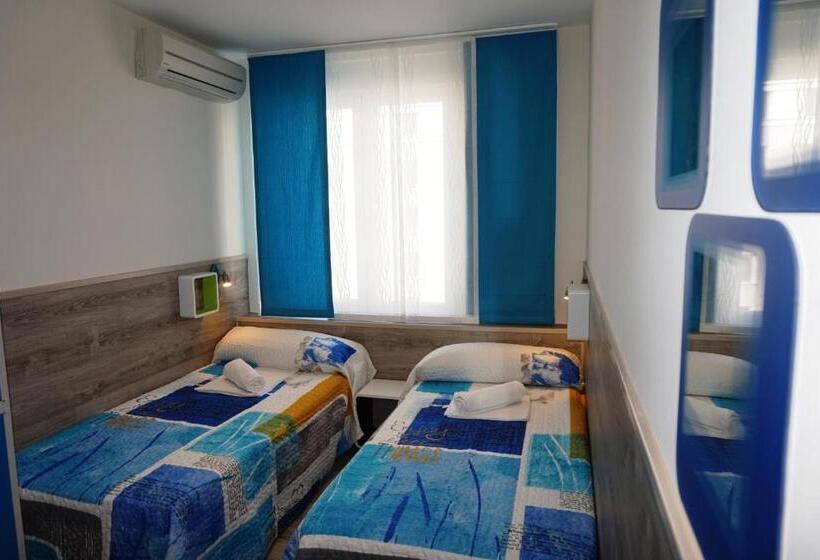 اتاق استاندارد سه تخته با سرویس بهداشتی مشترک, Muchomadrid