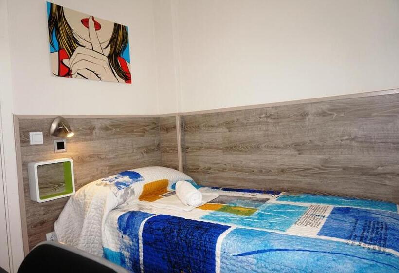 اتاق استاندارد سه تخته با سرویس بهداشتی مشترک, Muchomadrid