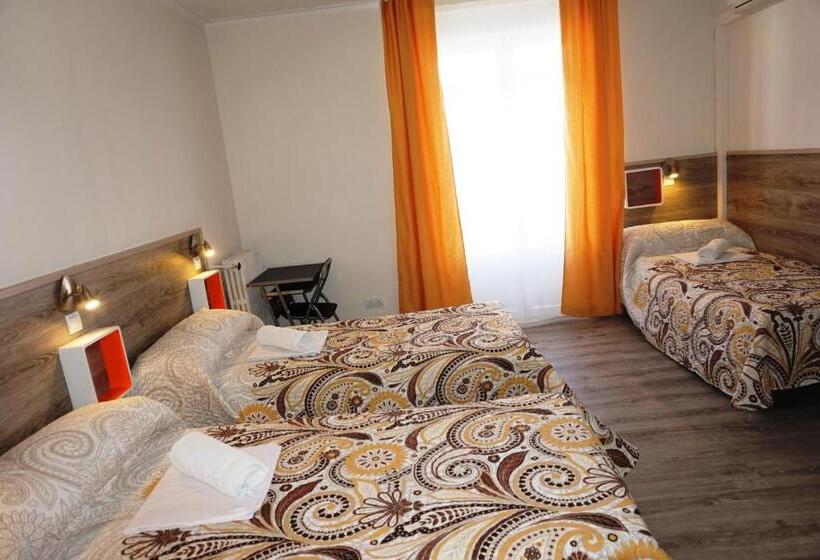 Bed in Shared Room with Shared Bathroom, Muchomadrid