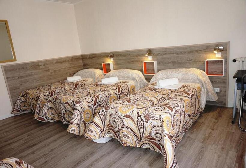 Bed in Shared Room with Shared Bathroom, Muchomadrid