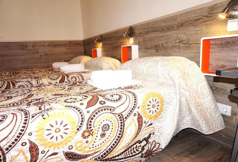 Bed in Shared Room with Shared Bathroom, Muchomadrid