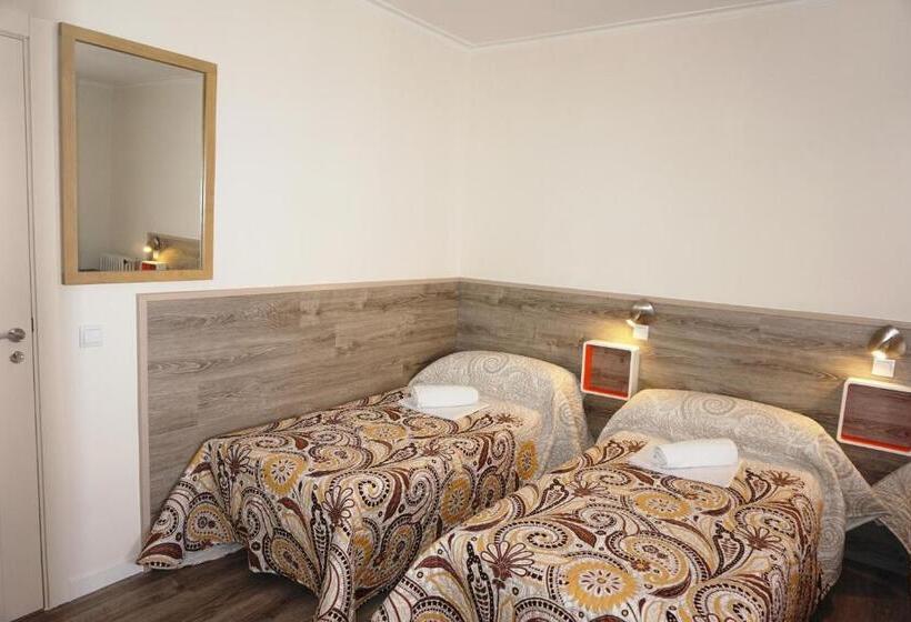 Bed in Shared Room with Shared Bathroom, Muchomadrid