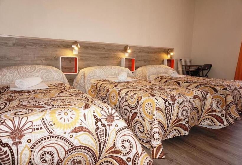 Bed in Shared Room with Shared Bathroom, Muchomadrid