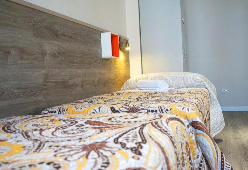 Bed in Shared Room with Shared Bathroom, Muchomadrid