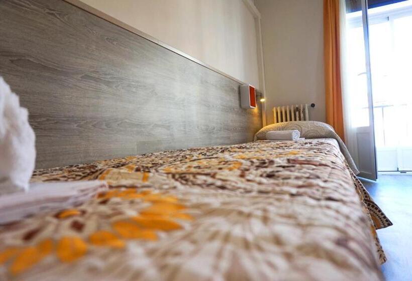 Bed in Shared Room with Shared Bathroom, Muchomadrid