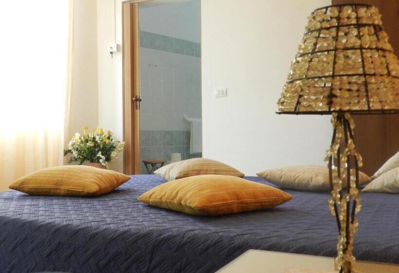 חדר סטנדרט לשלושה, Actinia Accommodation