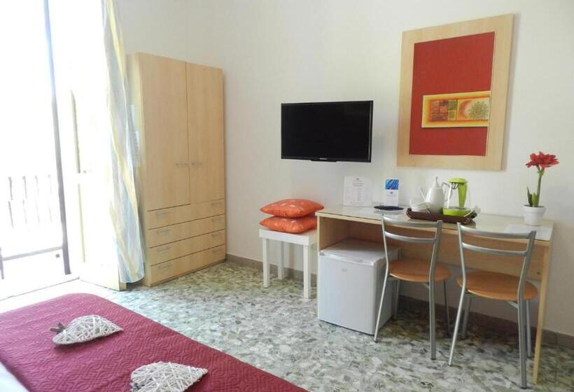 اتاق استاندارد سه نفره, Actinia Accommodation