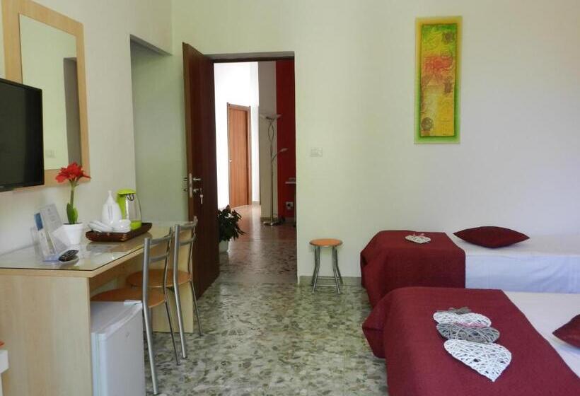 חדר סטנדרט לשלושה עם מרפסת, Actinia Accommodation