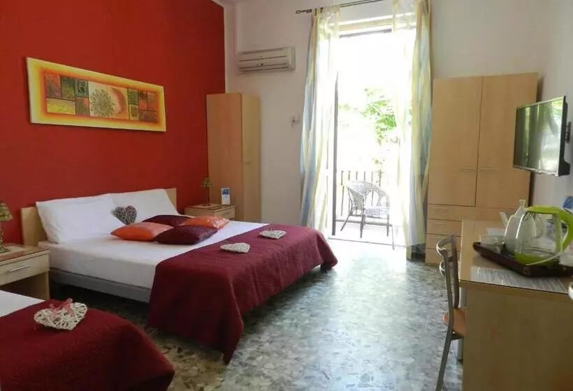 Pokój Trzyosobowy Standard z Balkonem, Actinia Accommodation
