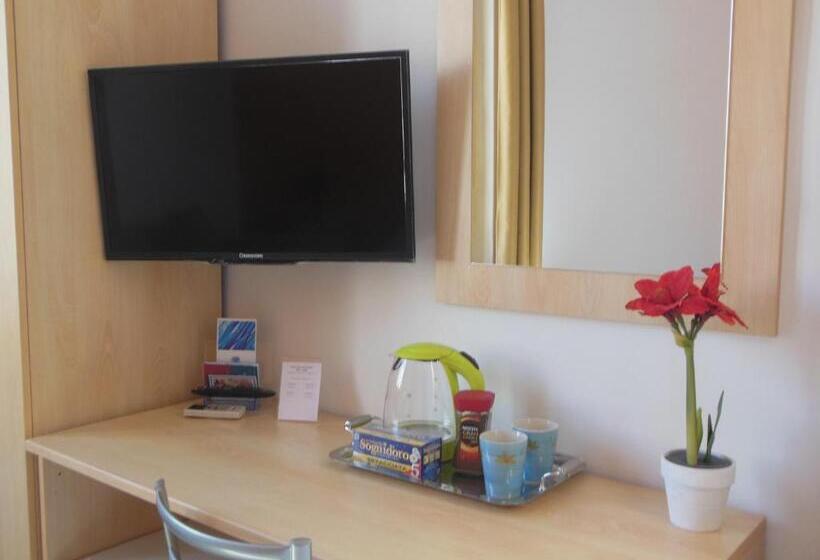 חדר סטנדרט לשלושה עם מרפסת, Actinia Accommodation