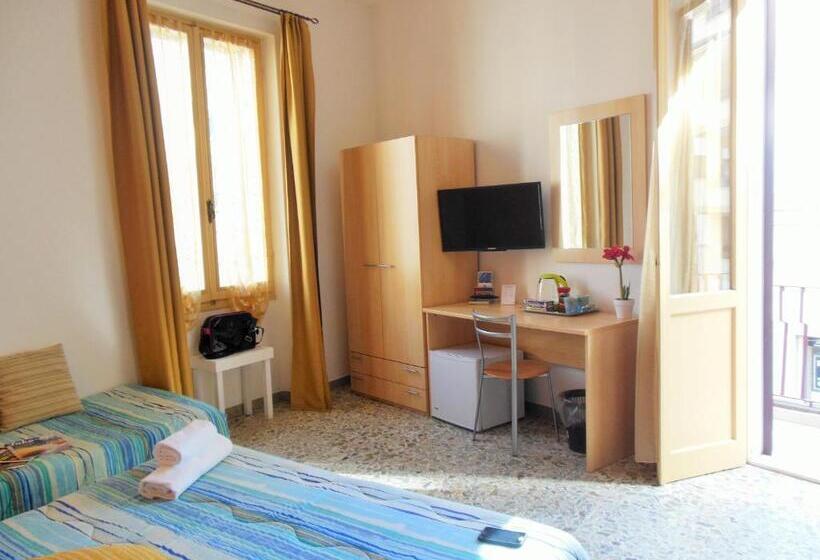 اتاق استاندارد سه تخته با بالکن, Actinia Accommodation