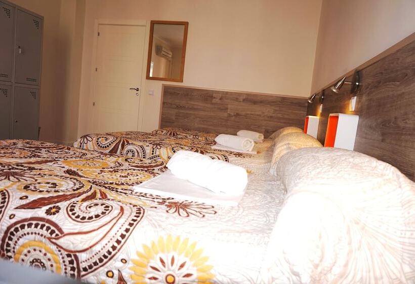 Bed in Shared Room with Shared Bathroom, Muchomadrid