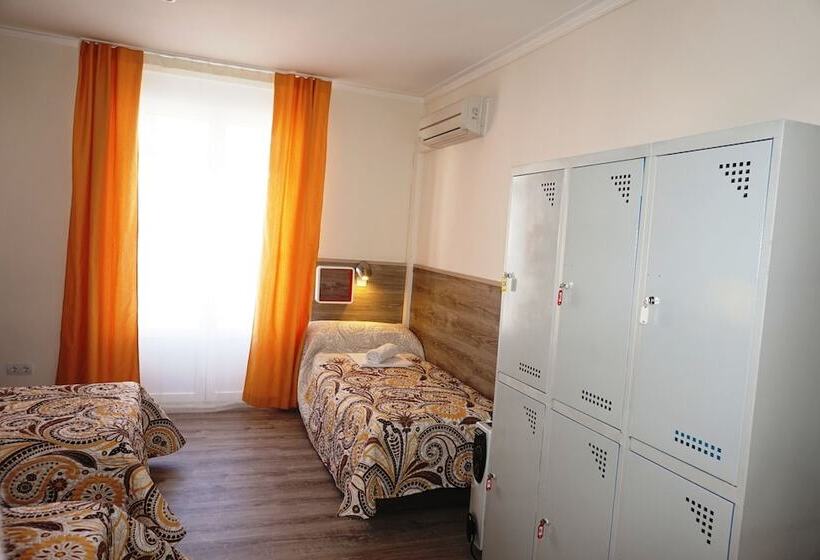 Bed in Shared Room with Shared Bathroom, Muchomadrid