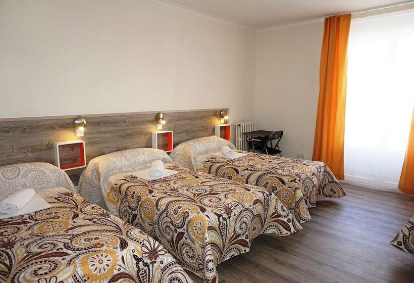 Bed in Shared Room with Shared Bathroom, Muchomadrid