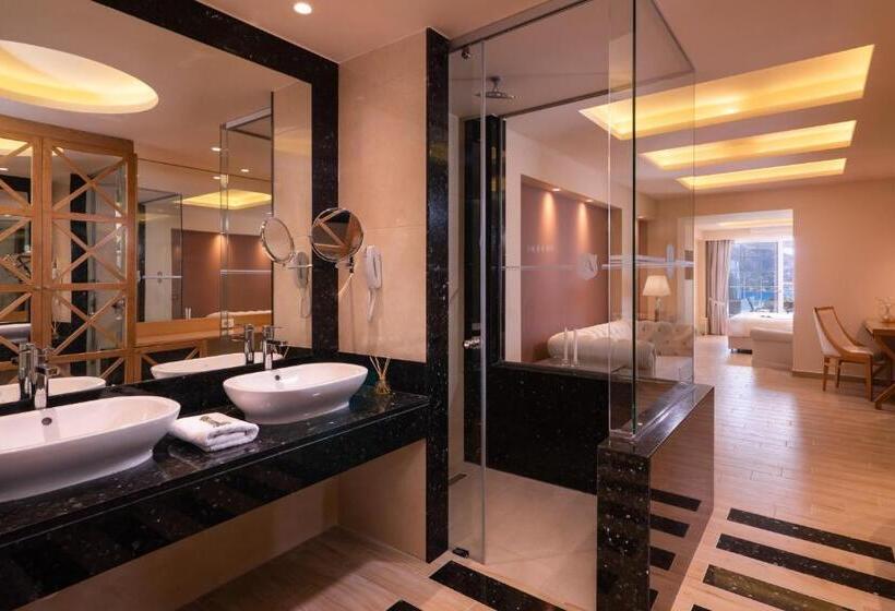 سوییت با چشمانداز دریا, Avalon Palace