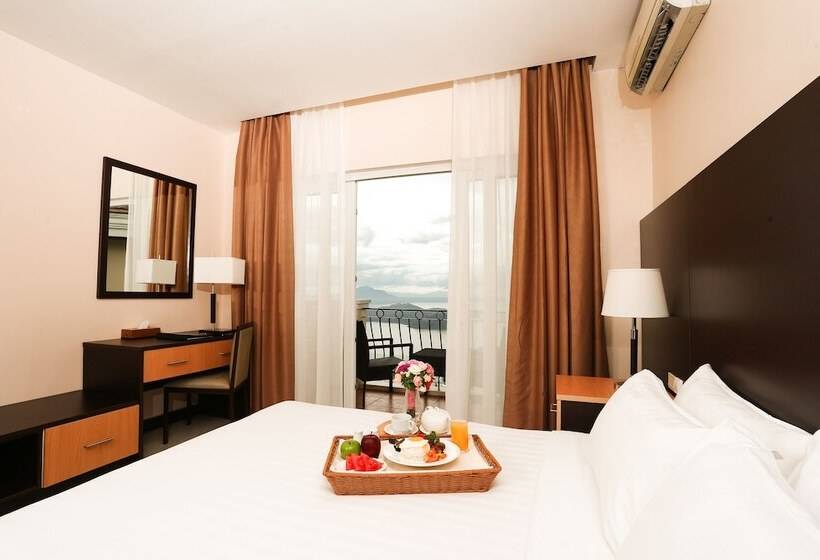 חדר דלוקס נוף לאגם, The Lake Hotel Tagaytay